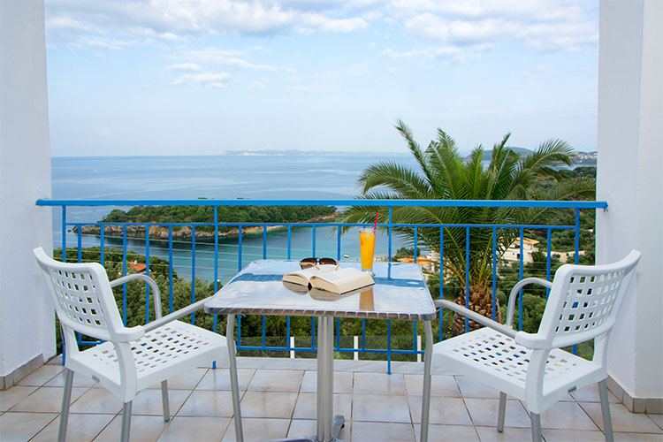 Rooms with balcony and sea view!